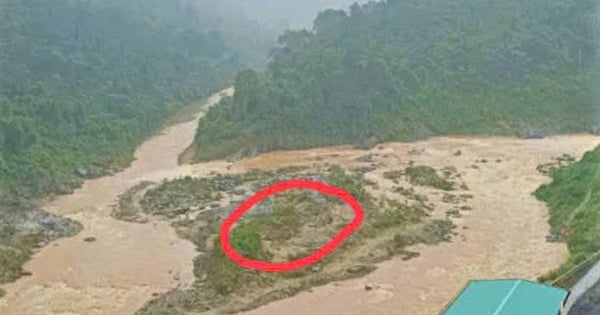 Mithilfe einer Seilwinde überqueren wir die Flut und retten vier Menschen, die mitten im Fluss festsitzen.