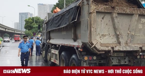 ¿Cuánto es la multa por un vehículo que transporta materiales y se derrama en la vía?