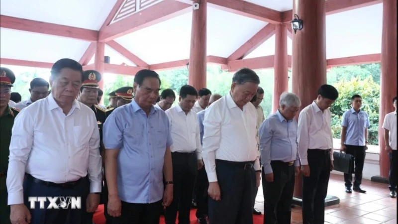 เลขาธิการโตลัมจุดธูปเทียนที่อนุสรณ์สถานประธานาธิบดีโฮจิมินห์ในก่าเมา