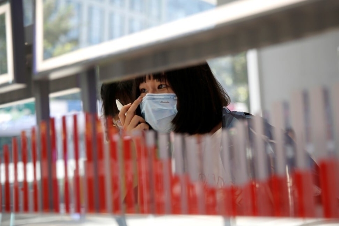 Un client essaie un produit dans un magasin Perfect Diary. Photo : Reuters