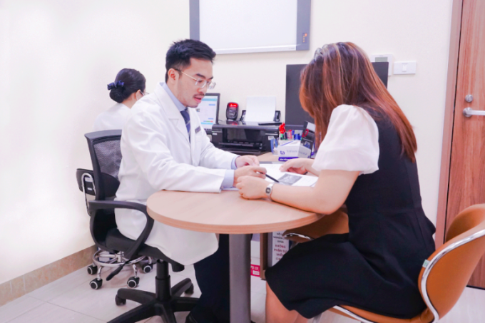 Le docteur Le Xuan Nguyen examine et conseille les patients sur les options de traitement. Photo : Hoai Thuong