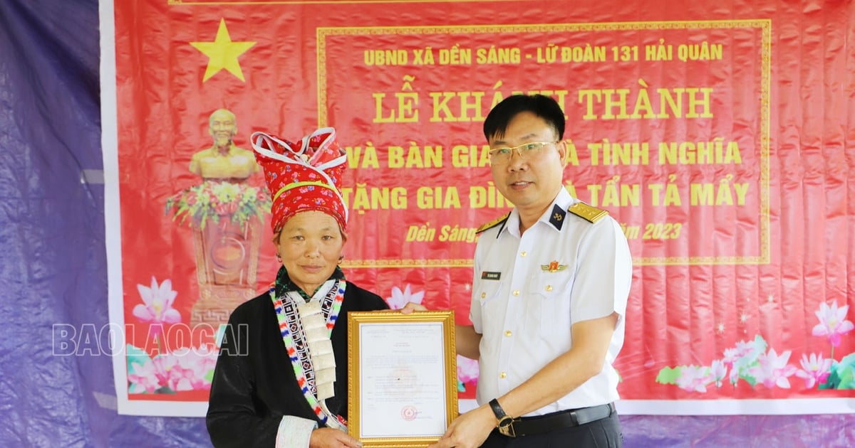 Remise de maisons de gratitude aux familles politiques de la commune de Den Sang