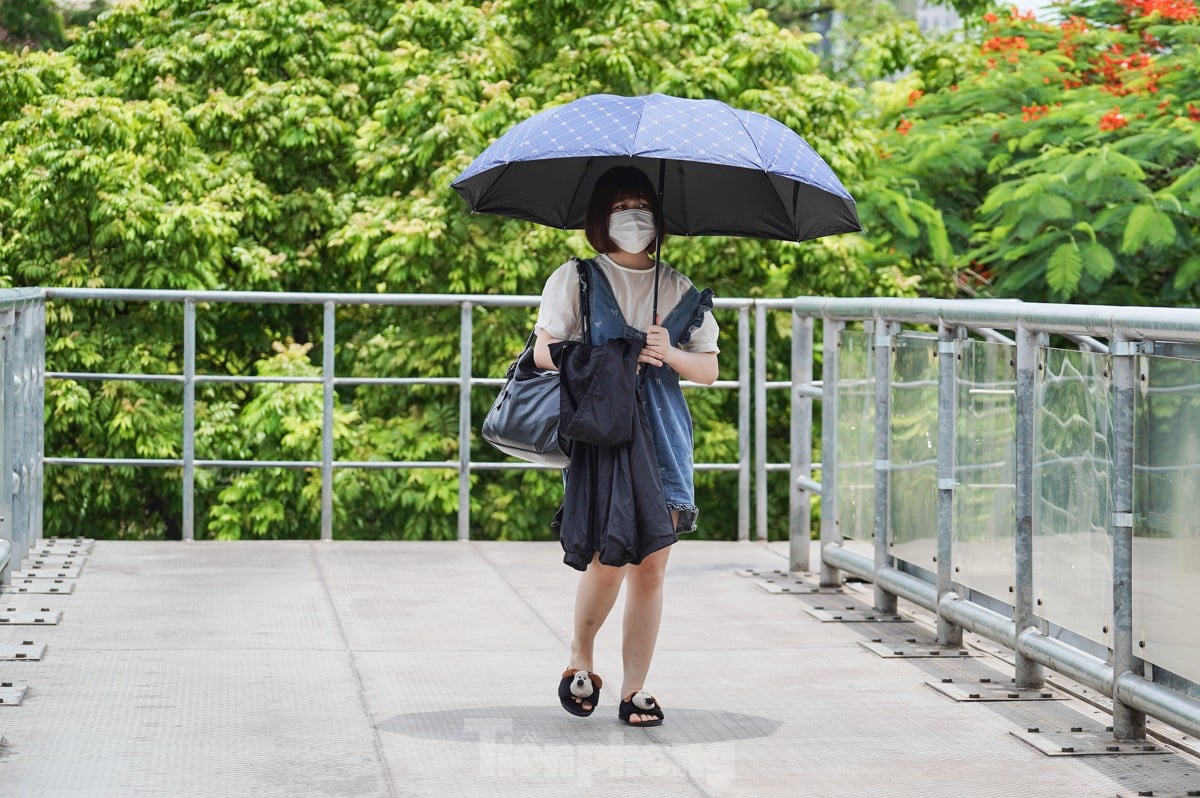 Arbeiter kämpfen unter der sengenden Sonne ums Überleben, während die Straßen in Hanoi über 50 Grad Celsius heiß sind. Foto 14