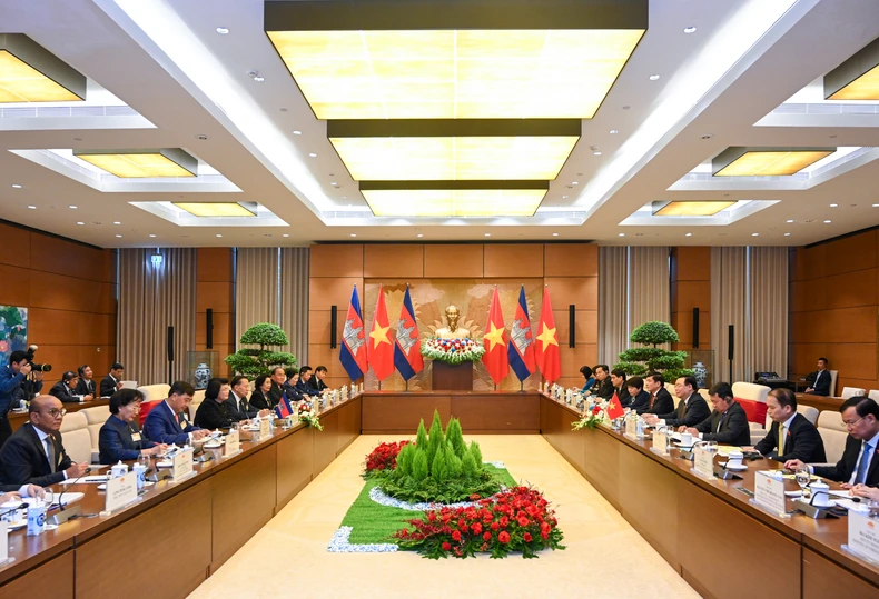 [Photo] National Assembly Chairman Vuong Dinh Hue holds talks with Cambodian National Assembly Chairman Samdech Khuon Sudary photo 12