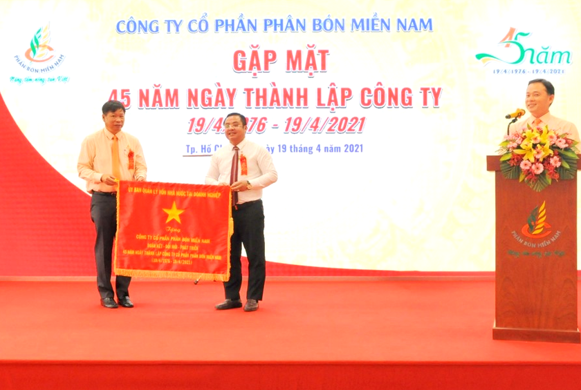 Lãnh đạo Vinachem trao cờ của Ủy ban Quản lý vốn Nhà nước tại doanh nghiệp tặng Phân bón Miền Nam.