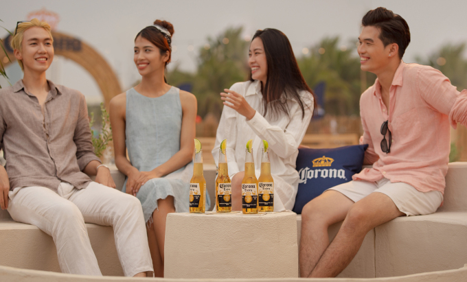 กลุ่มเพื่อนกำลังพักผ่อนที่บาร์ริมหาดโคโรน่าในเมืองดานัง ภาพ: แจ้งชื่อช่างภาพ