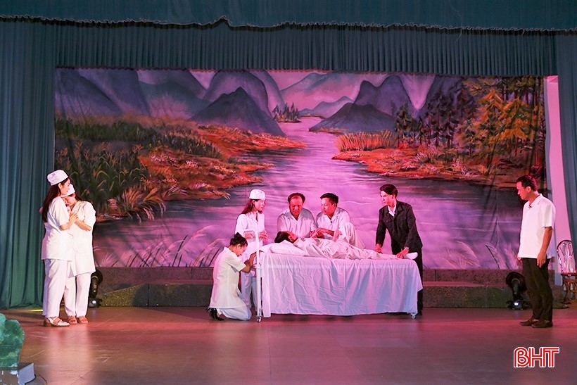 Ha Tinh people were moved by the opera 