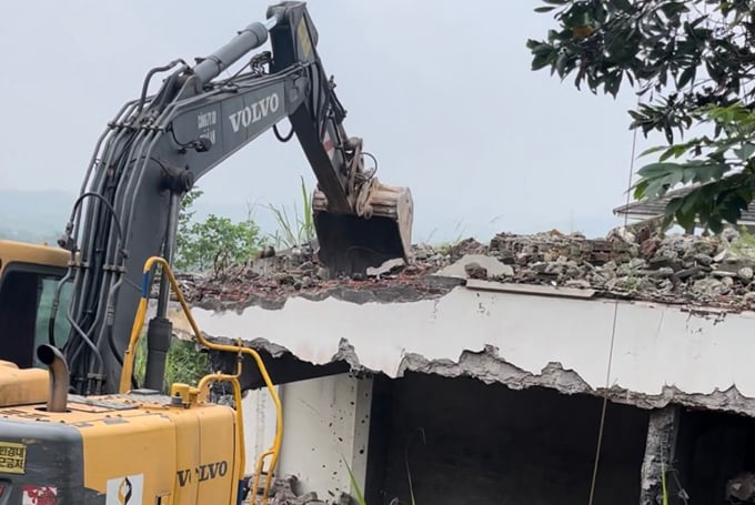 当局は5月10日、ドンヒル地区の森林地帯に建てられた違法な別荘を取り壊した。写真: ホアン・フォン