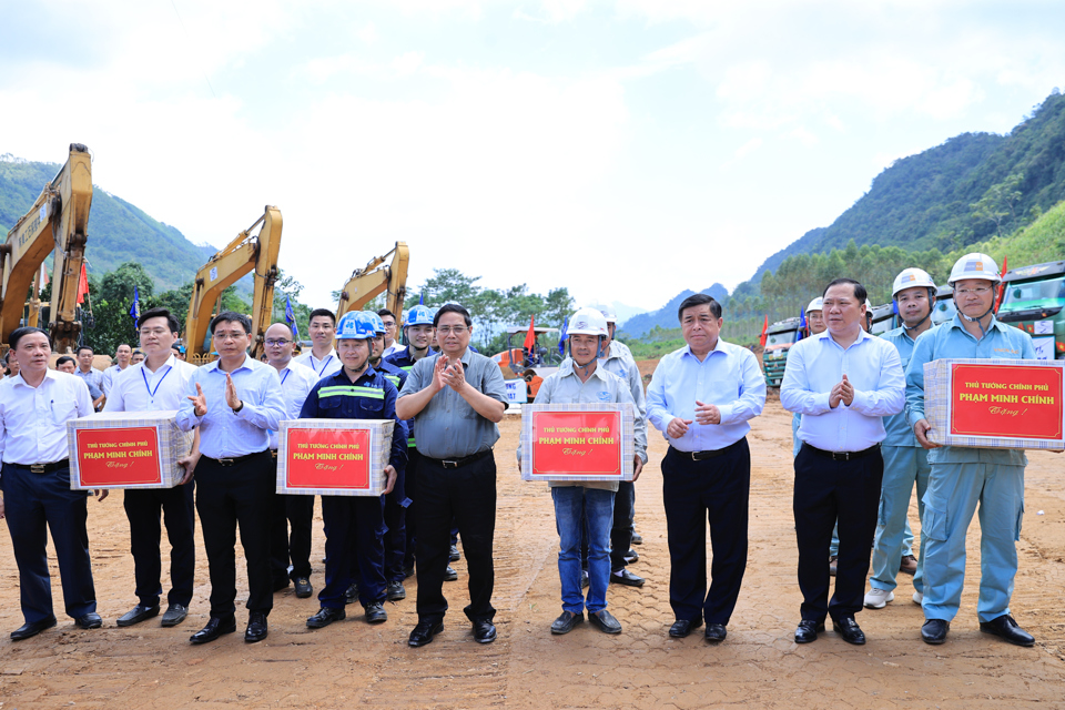 Le Premier ministre Pham Minh Chinh offre des cadeaux aux entreprises de construction - Photo : VGP/Nhat Bac