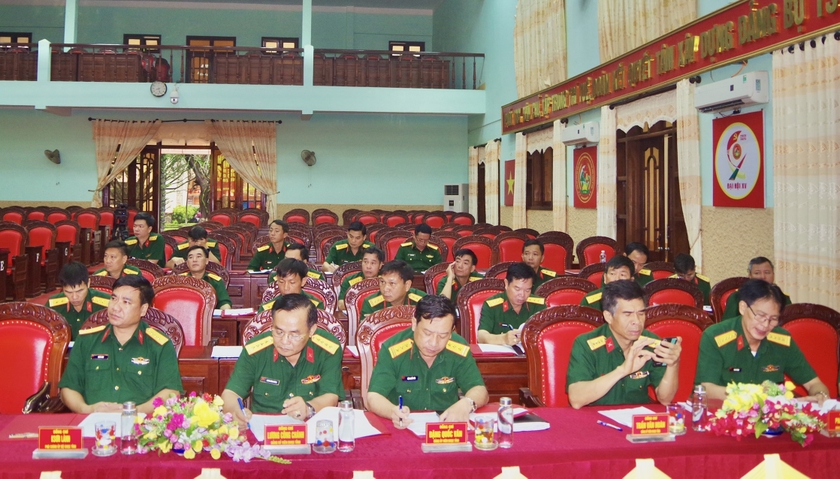 Foto 1 de la revisión de mitad de período del Comité Provincial del Partido Militar de Gia Lai