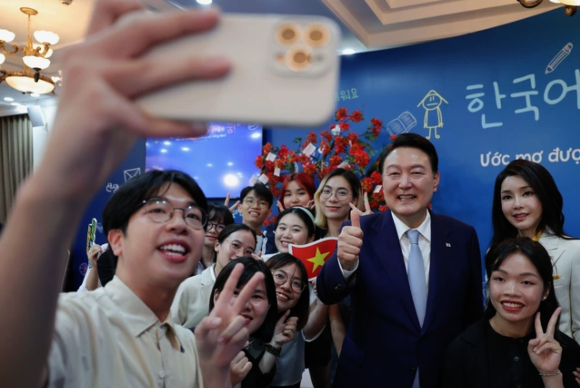 Tien Huy se tomó una selfie con el presidente Yoon Suk Yeol y la primera dama Kim Keon Hee.