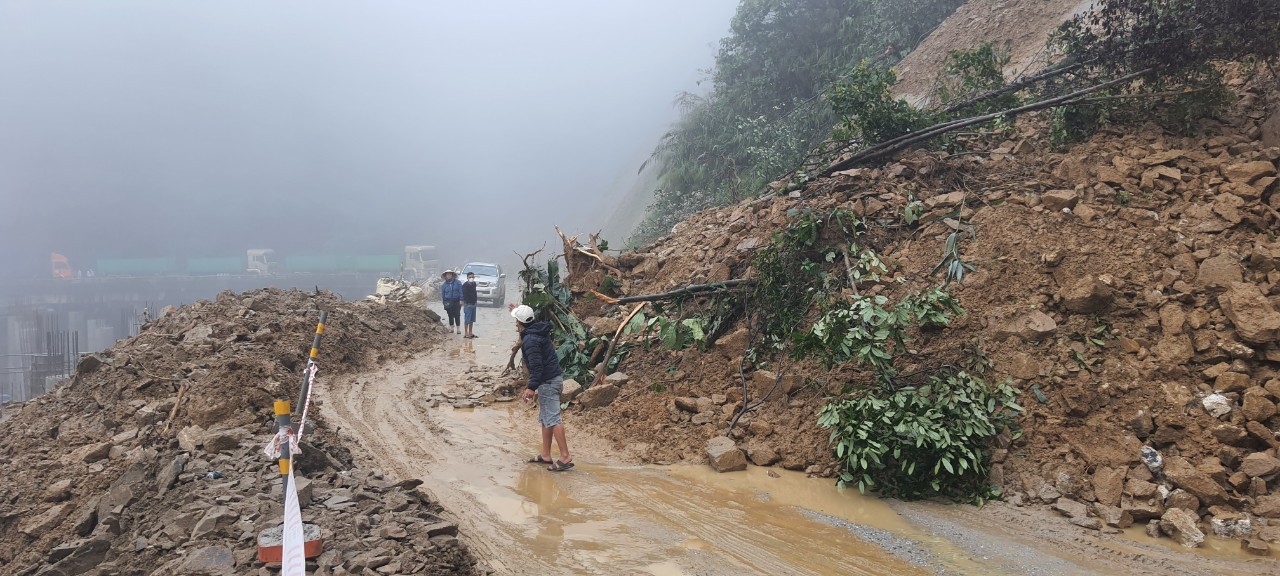 Many drivers are worried as the road to Cau Treo Border Gate continues to collapse, photo 4