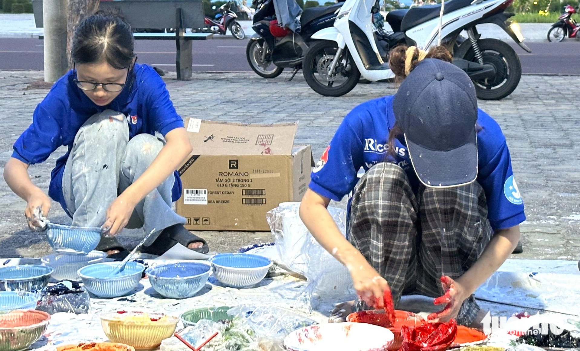 Pha màu, sơn để tái hiện thắng cảnh trên tường rêu phong, cũ kỹ - Ảnh: NGUYỄN HOÀNG