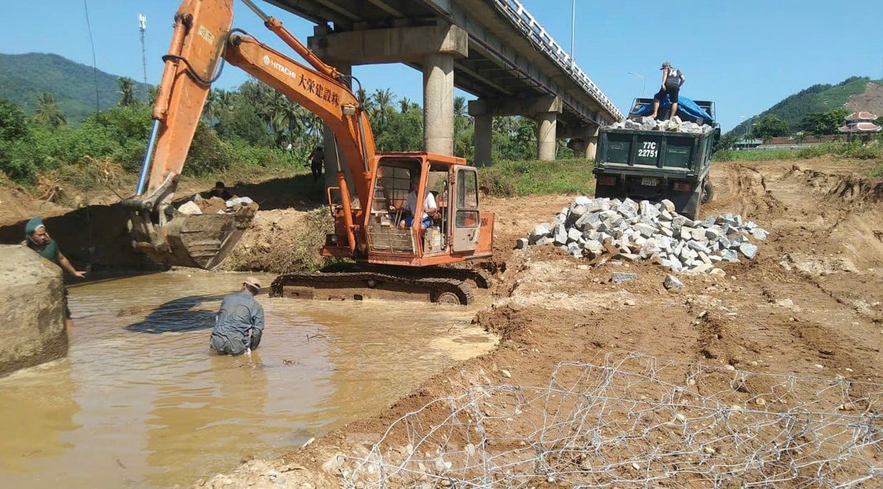 Cầu dài hơn 500m bắc qua sông Kôn ở Bình Định bị xói lở 11 trụ ảnh 15