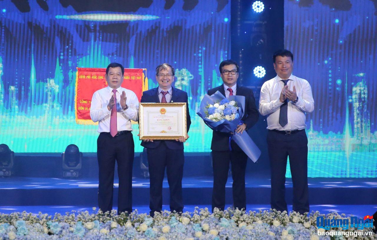 Deputy Secretary of the Provincial Party Committee, Head of the Provincial National Assembly Delegation Dang Ngoc Huy and Chairman of the Provincial People's Committee Dang Van Minh presented flowers and a Certificate of Merit from the Provincial People's Committee to Binh Son Refining and Petrochemical Joint Stock Company.