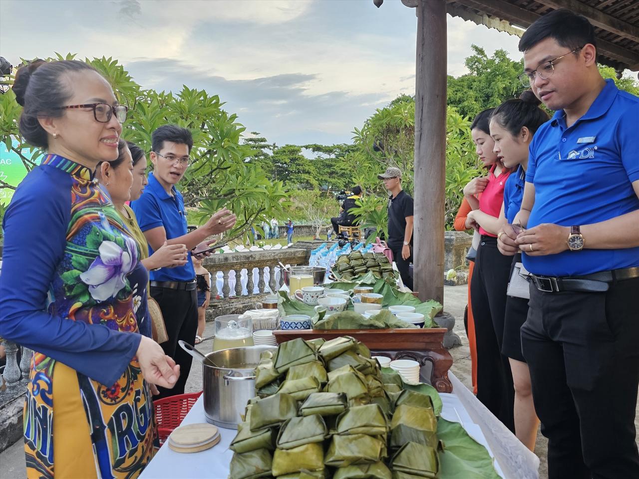 Người dân và du khách thưởng thức chè, trà, bánh làm từ sen. 