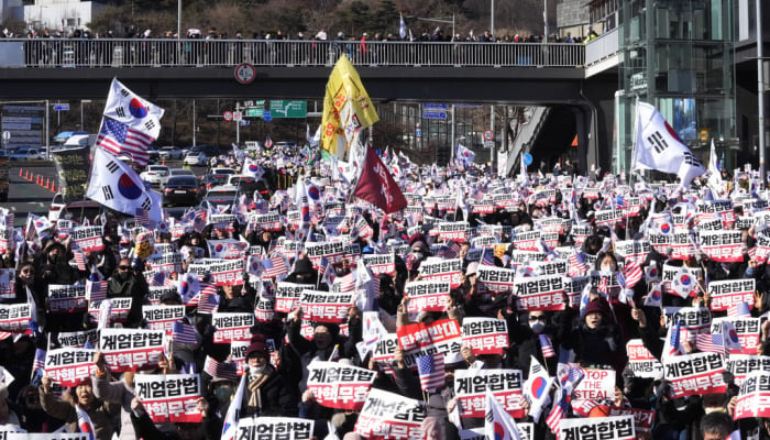 政治危機で分裂する韓国の若者