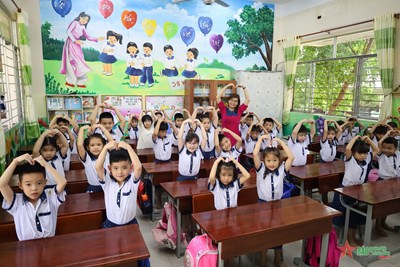 Los alumnos de primer grado de la ciudad de Can Tho regresan a la escuela.