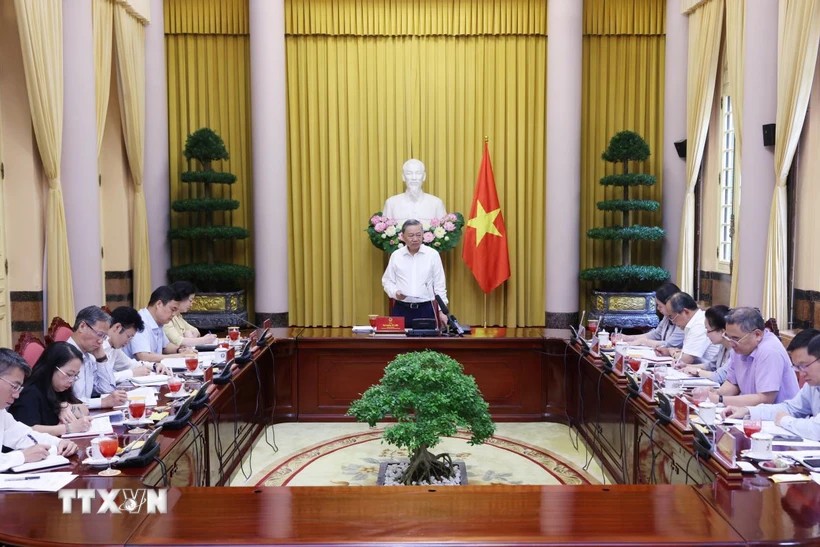 Präsident To Lam gab bei dem Treffen Anweisungen. Foto: Lam Khanh/TTXVN