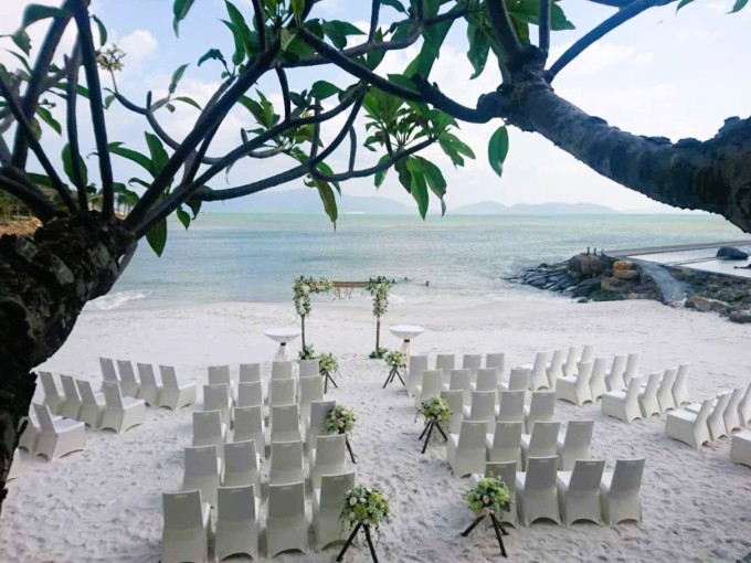 พิธีแต่งงานจัดขึ้นบนชายหาดส่วนตัวของรีสอร์ท ภาพถ่าย: อามิอาน่า รีสอร์ท