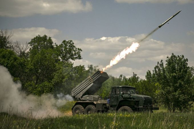 Lực lượng Ukraine khai hỏa rocket tại vùng Donbass, miền đông Ukraine hôm 7/6. Ảnh: AFP