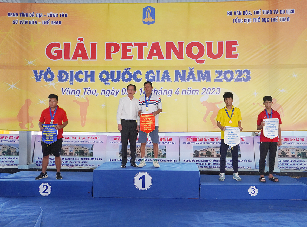 Mr. Huynh Duc Dung, Deputy Director of the Department of Culture, Sports and Tourism, awarded medals to athletes with high achievements in the men's singles event.