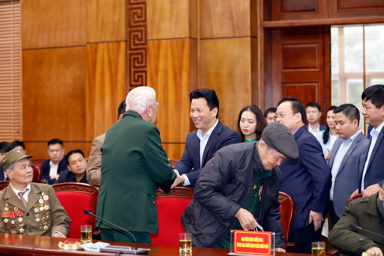 Minister Dang Quoc Khanh überreicht Geschenke an Veteranen, die an der Dien-Bien-Phu-Kampagne teilnehmen, an verdiente Menschen und an arme Haushalte in der Provinz Dien Bien.