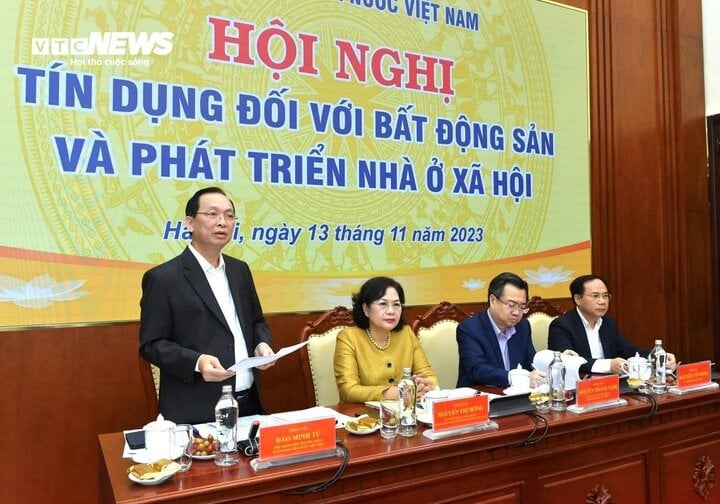 Le vice-gouverneur de la Banque d'État du Vietnam, Dao Minh Tu, partage ses opinions avec des représentants d'entreprises. (Photo : D.V)