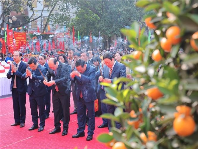 Các đại biểu tham dự buổi lễ dâng hương tại tượng đài kỷ niệm chiến thắng Ngọc Hồi. Ảnh: Hoàng Hiếu )