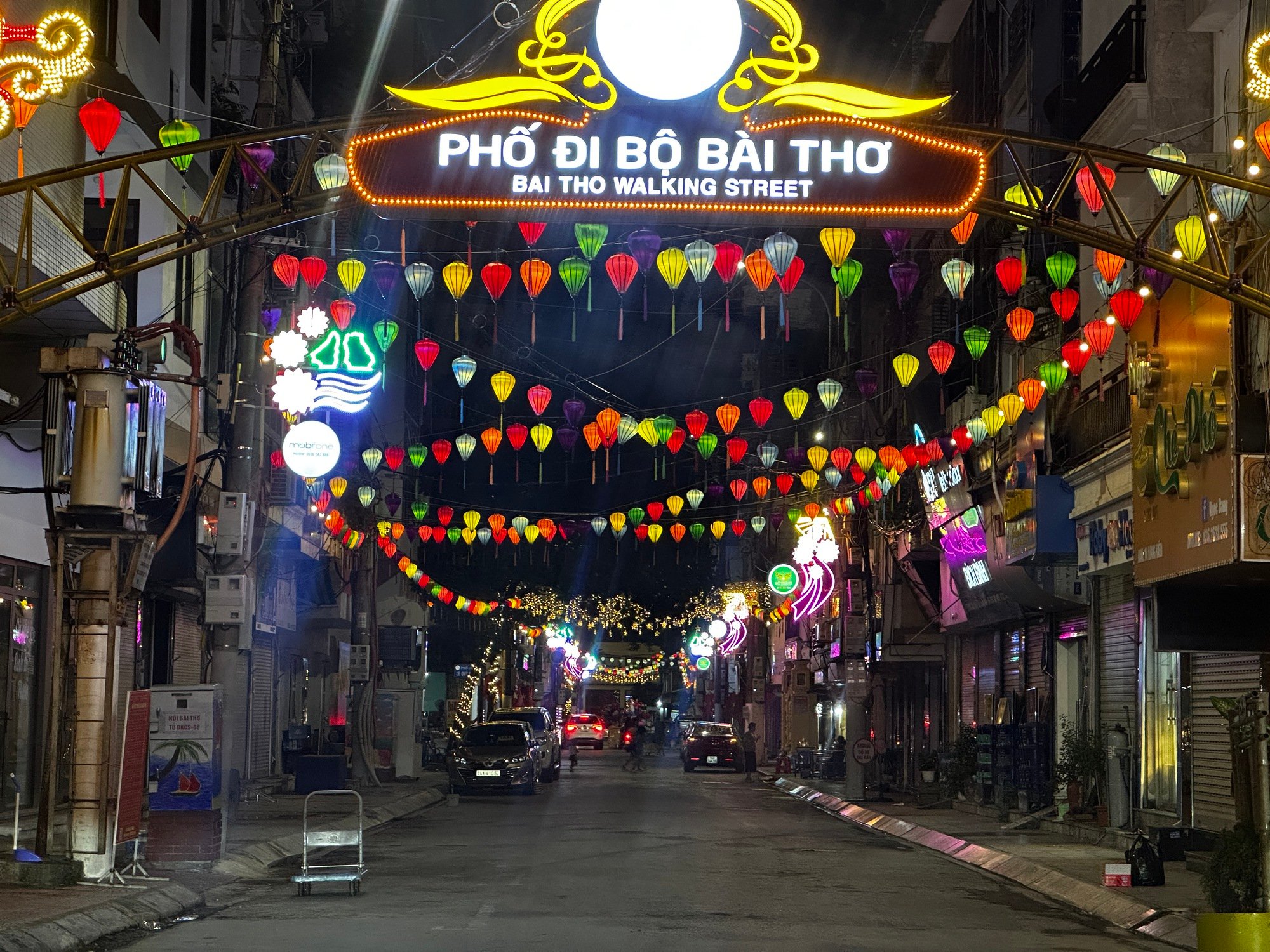 Phố đi bộ bên bờ vịnh Hạ Long ế khách  - Ảnh 3.