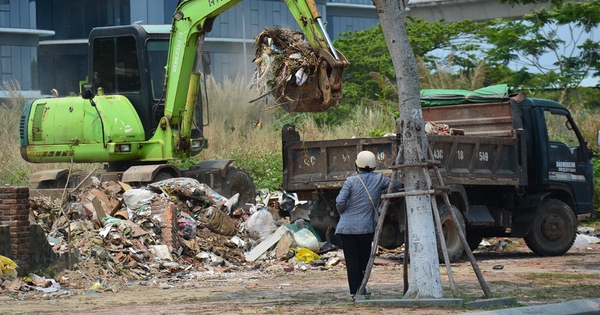 The two banks of the Han River are degraded and littered with garbage.