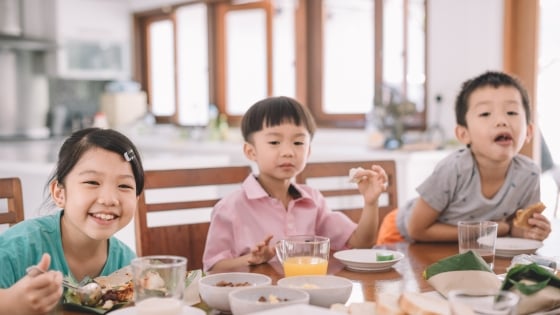 아침 식사로 우유를 마시면 아시아 어린이의 50% 이상이 미량 영양소 결핍을 개선하는 데 도움이 됩니다.