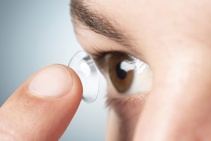 Risk of blindness when wearing contact lenses incorrectly. Photo: Freepik