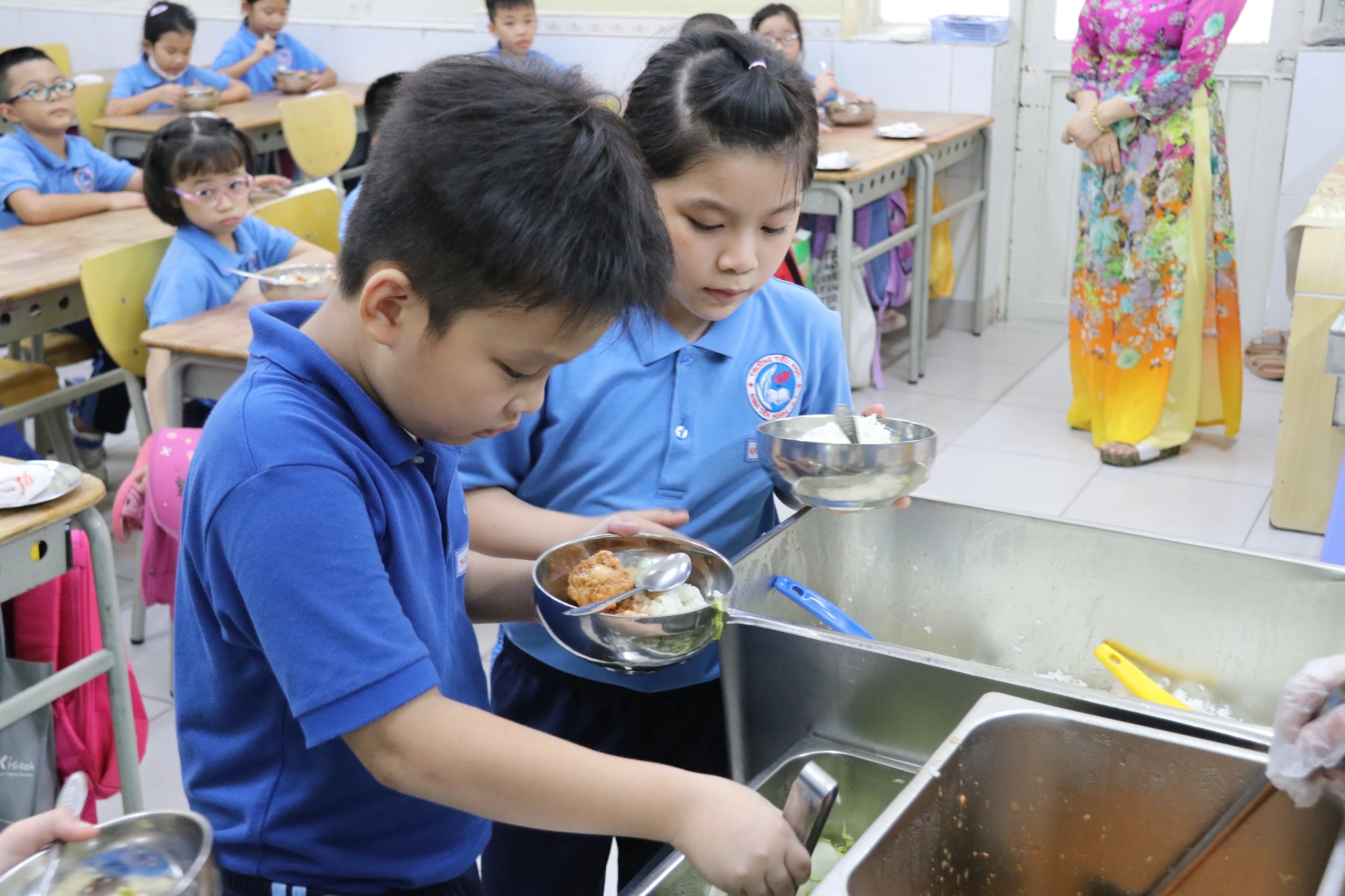 Suất ăn bán trú khi giao tới trường phải cân ký - Ảnh 10.