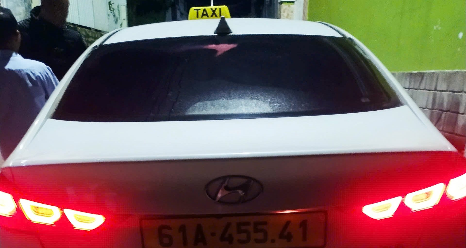 Searching for 'illegal taxi' driver who sprayed pepper spray in passenger's face in Da Lat