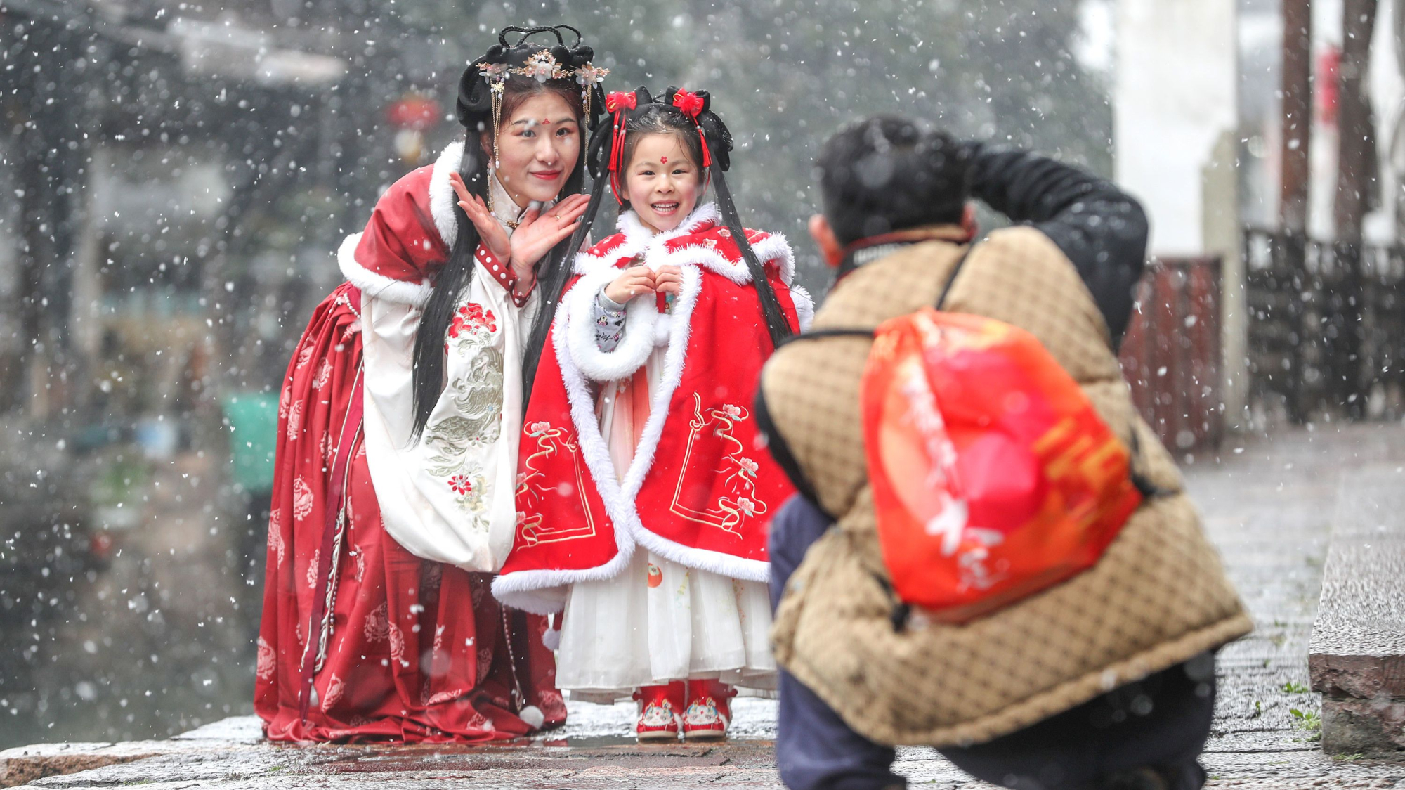 中国の新年の祭りを彩る漢服のランタン 写真1