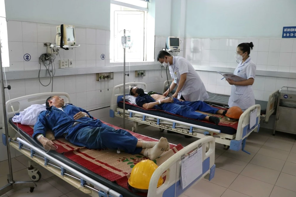 After having lunch on June 27, dozens of workers at the Song Cam Shipyard (Hai Phong) had to be hospitalized for emergency treatment. (Photo: Hoang Ngoc/VNA)