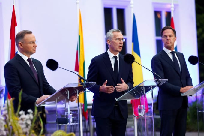 De izquierda a derecha: el presidente polaco, Andrzej Duda, el secretario general de la OTAN, Jens Stoltenberg, y el primer ministro holandés, Mark Rutte, en La Haya, Países Bajos, el 27 de junio. Foto: Reuters