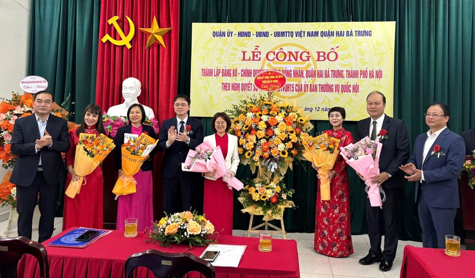 Leaders of Hai Ba Trung District presented flowers to congratulate the Secretary, Deputy Secretary of the Party Committee and Chairman, Vice Chairman of Dong Nhan Ward People's Committee.