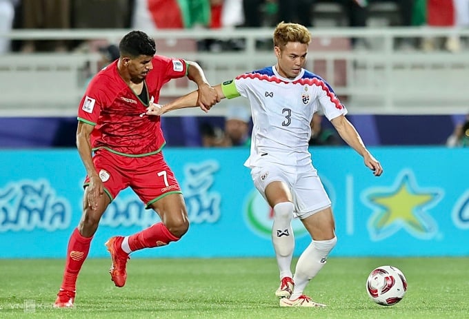 La Thaïlande (maillot blanc) a fait match nul 0-0 contre Oman (maillot rouge) lors du deuxième match du groupe F de la Coupe d'Asie 2023. Photo : Lam Thoa