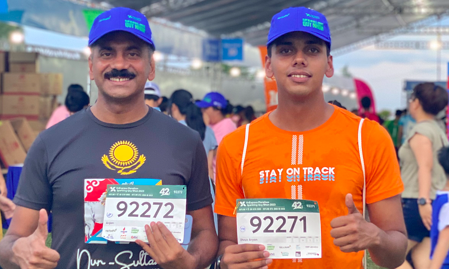 Vater und Sohn aus Indien kommen nach Quy Nhon, um den VnExpress-Marathon zu laufen