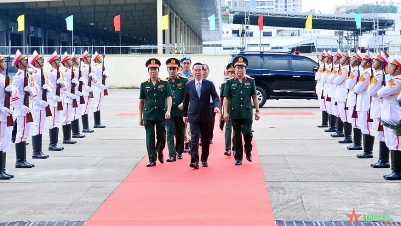 El presidente Vo Van Thuong y los líderes del Ministerio de Defensa Nacional asistieron a la ceremonia. (Foto: QĐND)