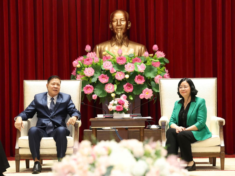 លេខាគណៈកម្មាធិការបក្សទីក្រុងហាណូយ Bui Thi Minh Hoai បានទទួលជួបគណៈប្រតិភូគណៈកម្មាធិការអធិការកិច្ចបក្ស - អធិការកិច្ចរដ្ឋាភិបាលនៃរដ្ឋធានីវៀងចន្ទន៍ (ឡាវ) ដឹកនាំដោយសមាជិកគណៈកម្មាធិការអចិន្ត្រៃយ៍នៃគណៈកម្មាធិការបក្សទីក្រុង ប្រធានគណៈកម្មាធិការអធិការកិច្ចបក្ស - អធិការកិច្ចរដ្ឋាភិបាលនៃរដ្ឋធានីវៀងច័ន្ទ លោក Virasack Nammountry ។