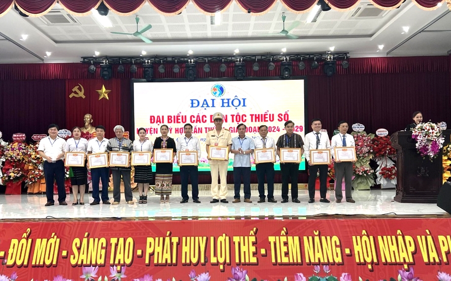 Trao Giấy khen của Ban Dân tộc tỉnh cho các cá nhân xuất sắc