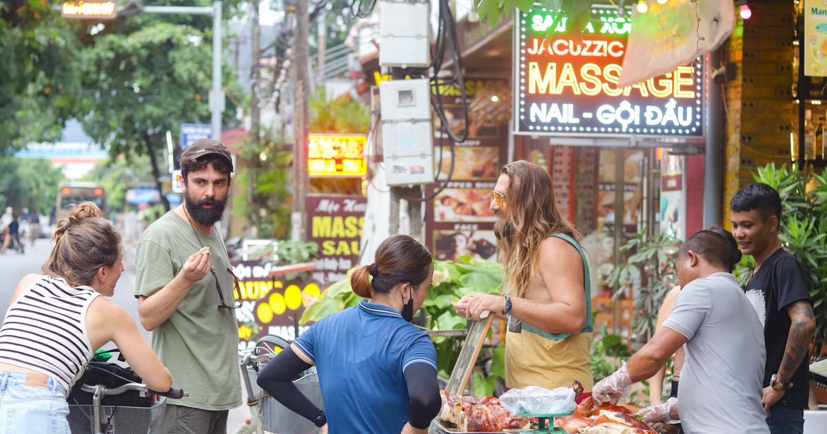 Aller au village et rencontrer des invités occidentaux