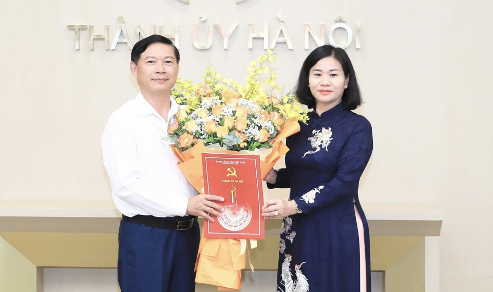 Standing Deputy Secretary of the City Party Committee Nguyen Thi Tuyen presented the retirement decision to comrade Pham Thanh Hoc.