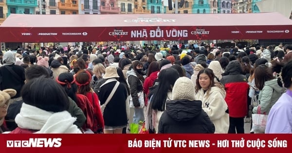 Audience lined up in 12 degree Celsius weather to watch the concert 'Brother overcomes thousands of obstacles'