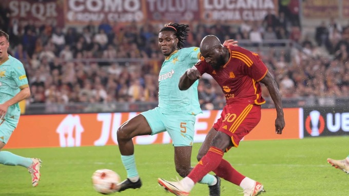 Lukaku trong pha làm bàn nâng tỷ số lên 2-0 cho Roma ở phút 17 trận thắng Slavia Praha 2-0 trên sân Olimpico ngày 26/10. Ảnh: asroma.it