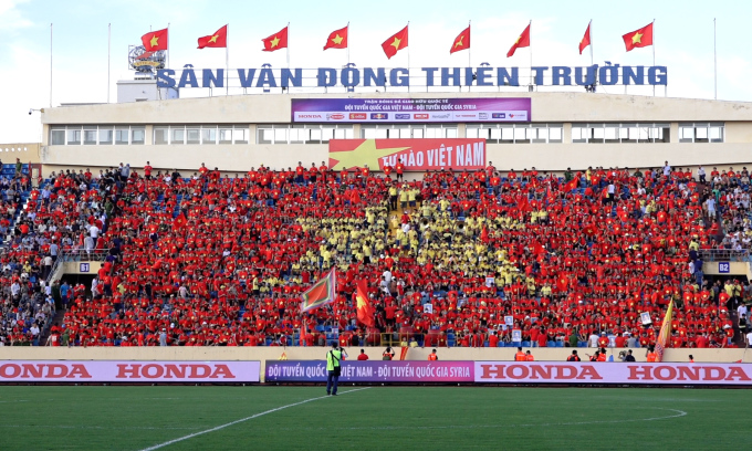 Thousands of fans form a flag to cheer for the Vietnamese team