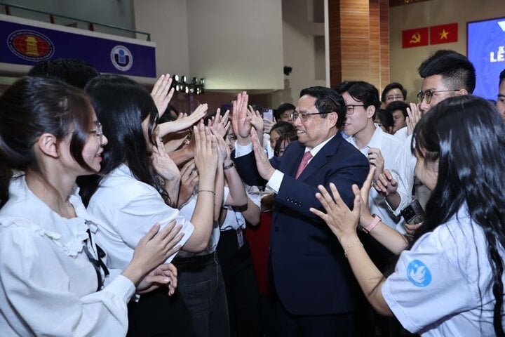 Le Premier ministre a interagi et partagé de nombreuses questions d'actualité, ainsi que des sujets de préoccupation pour la jeune génération, avec les étudiants de l'Université nationale de Hô-Chi-Minh-Ville. (Photo : VGP/Nhat Bac).